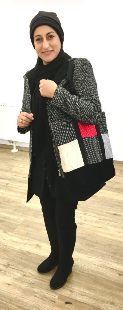 Modedesignerin Mirvat mit einer selbst kreierten Tasche